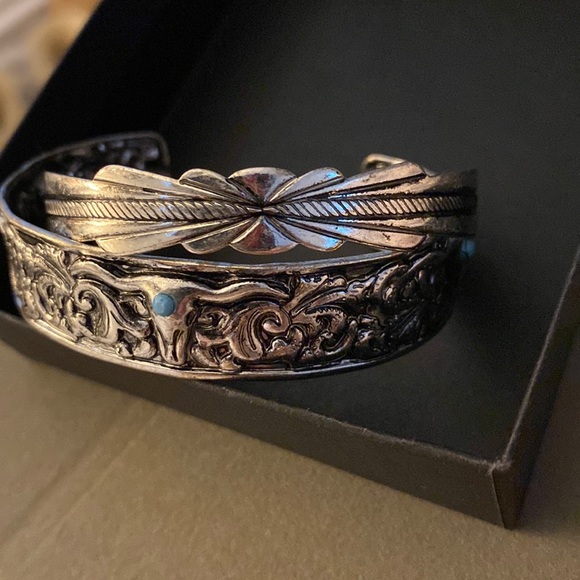 Set of two Texas Longhorn Western cuff bracelets not real silver but very cute - Picture 3 of 4